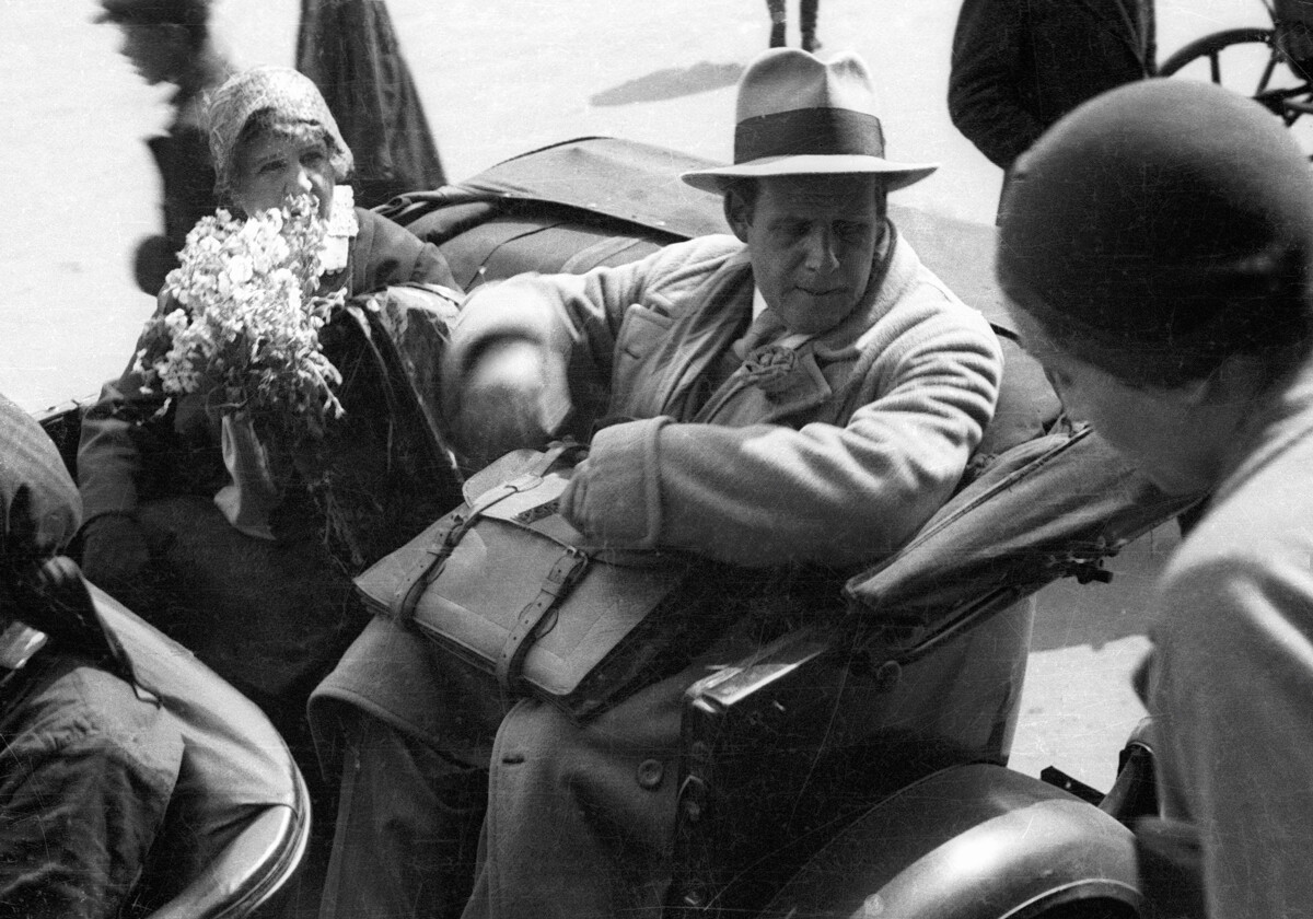 Eisenstein regresa a la URSS. Izquierda: la madre del director