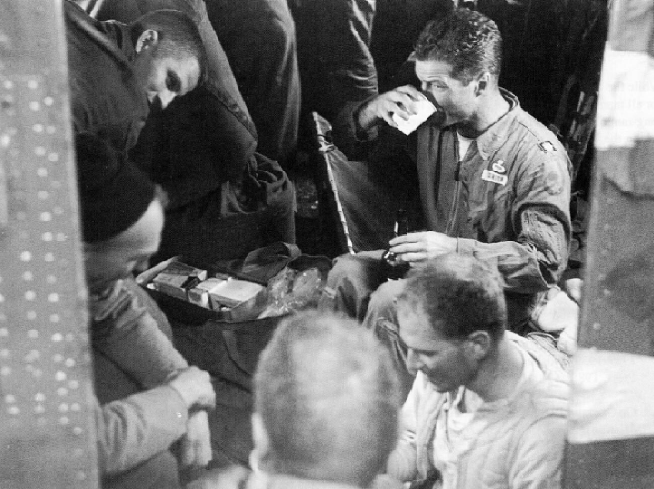 Udeleženci operacije po uspešnem dvigu strokovnjakov na krov letala 'B-17': major Smith (z vrčem) vzame porcijo 