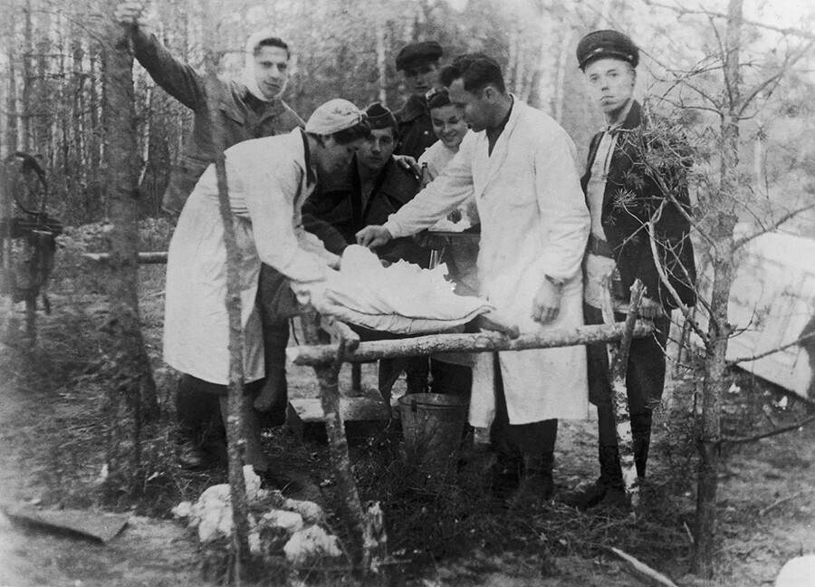 Doctors treat Jewish partisans at a field hospital.