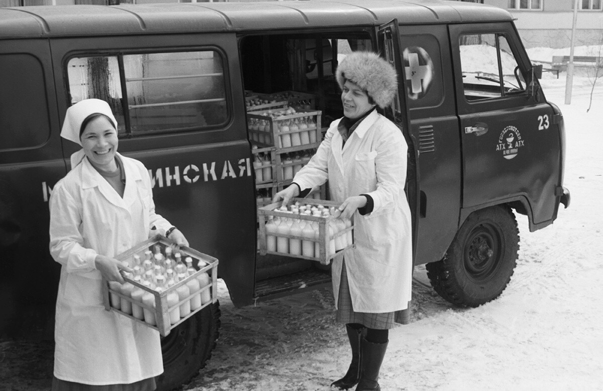 URSS. 8 avril 1982. Les ouvriers d'une laiterie pour enfants déchargent des produits.