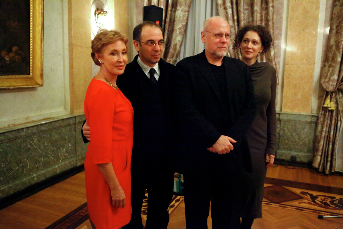 Da sinistra a destra: la moglie dell’ambasciatore italiano in Russia Roya Surdo, il regista Giuseppe Tornatore, il direttore del Festival del Cinema “Venezia-Mosca” Marco Muller e l’attrice Ksenia Rappoport durante un ricevimento all’Ambasciata d’Italia nel 2010