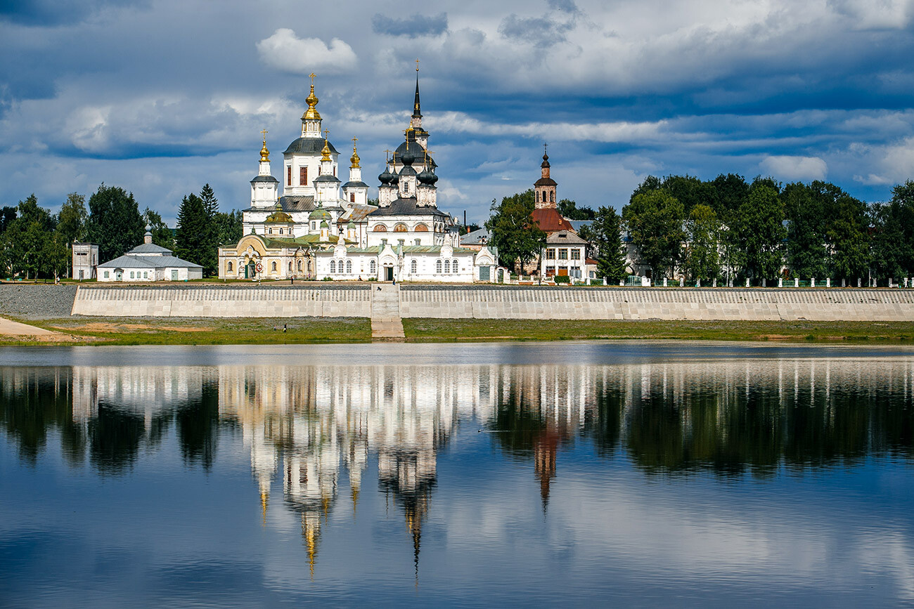 Sukhona embankment with Cathedral Court of Veliky Ustyug as seen from Dymkovo village.