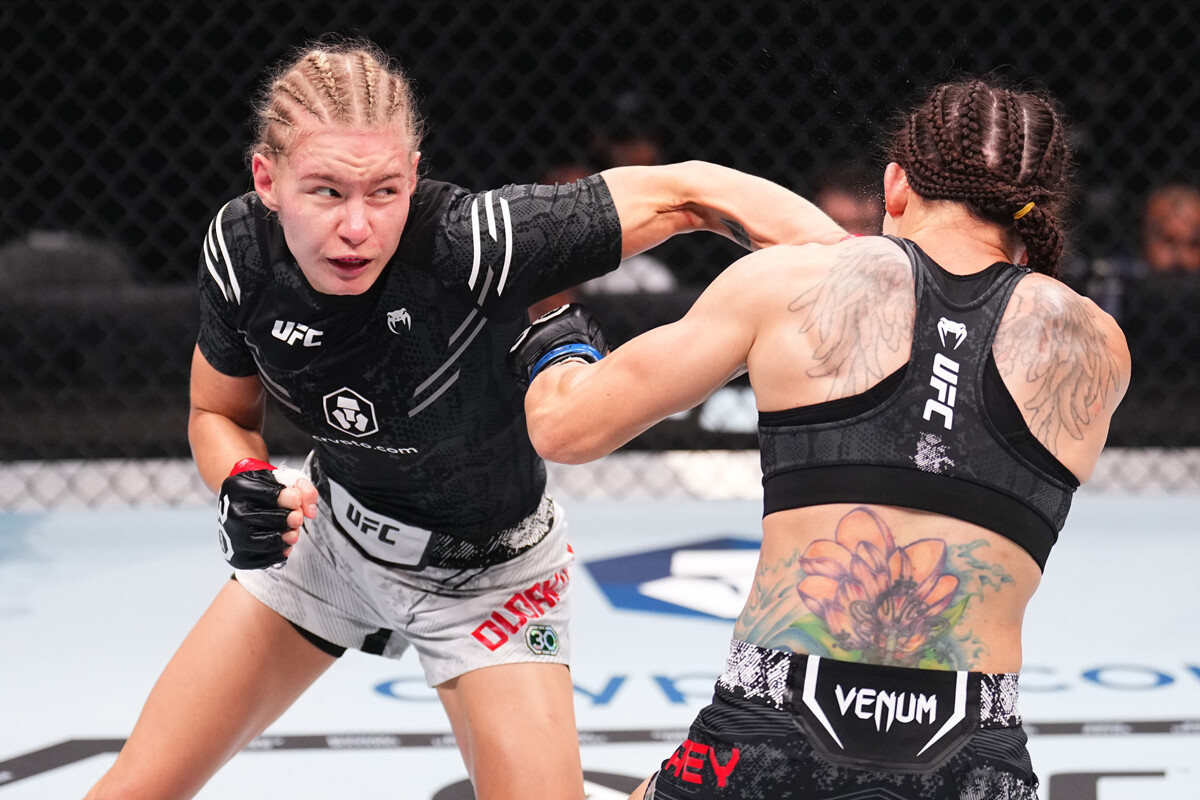 Rusinja Viktorija Dudakova med dvobojem z Jinh Yu Frey v UFC-ovi lahki kategoriji med dogodkom UFC 294 v Etihad Areni 21. oktobra 2023 v Abu Dabiju v Združenih arabskih emiratih.