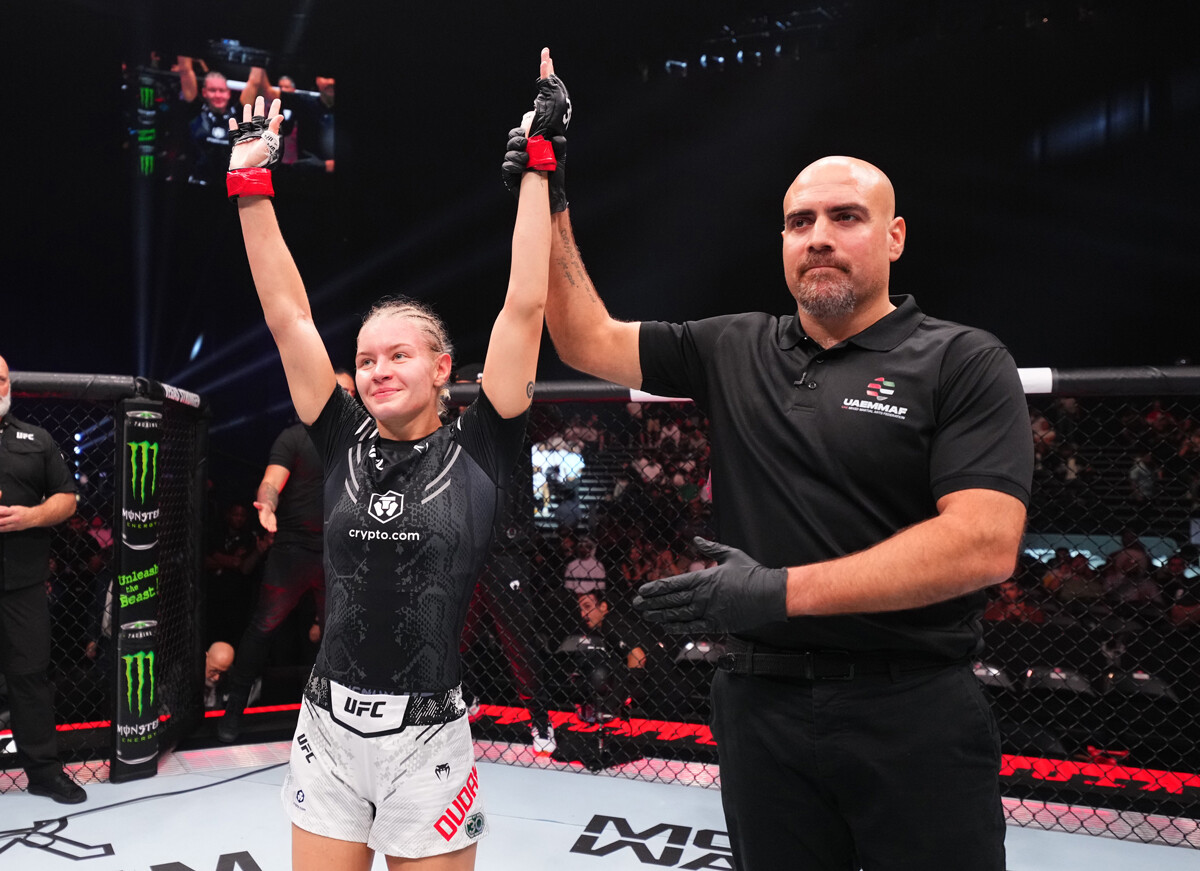 Rusinja Viktorija Dudakova se odzove po zmagi proti Jinh Yu Frey v dvoboju UFC-ovi lahki kategoriji med dogodkom UFC 294 v Etihad Areni 21. oktobra 2023 v Abu Dabiju v Združenih arabskih emiratih.