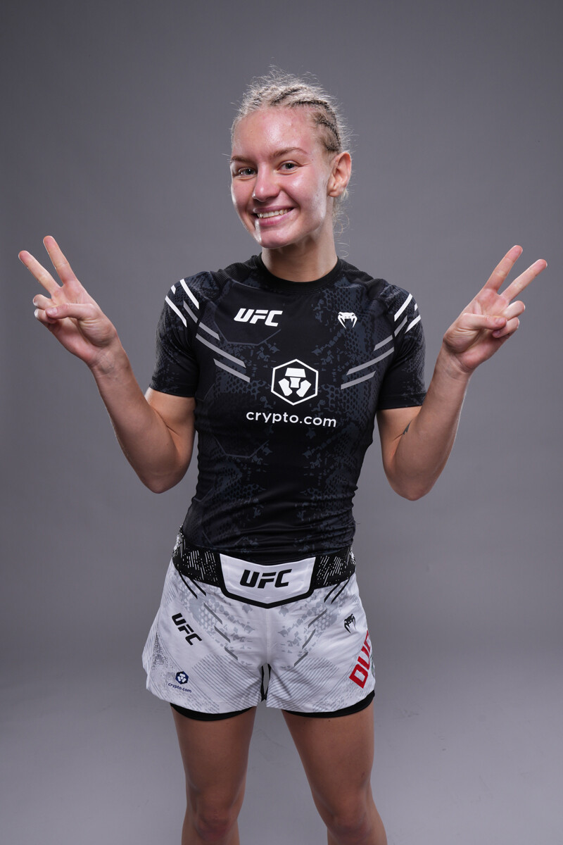 Rusinja Viktorija Dudakova pozira za portret po zmagi med dogodkom UFC 294 v dvorani Etihad Arena 21. oktobra 2023 v Abu Dabiju v Združenih arabskih emiratih.