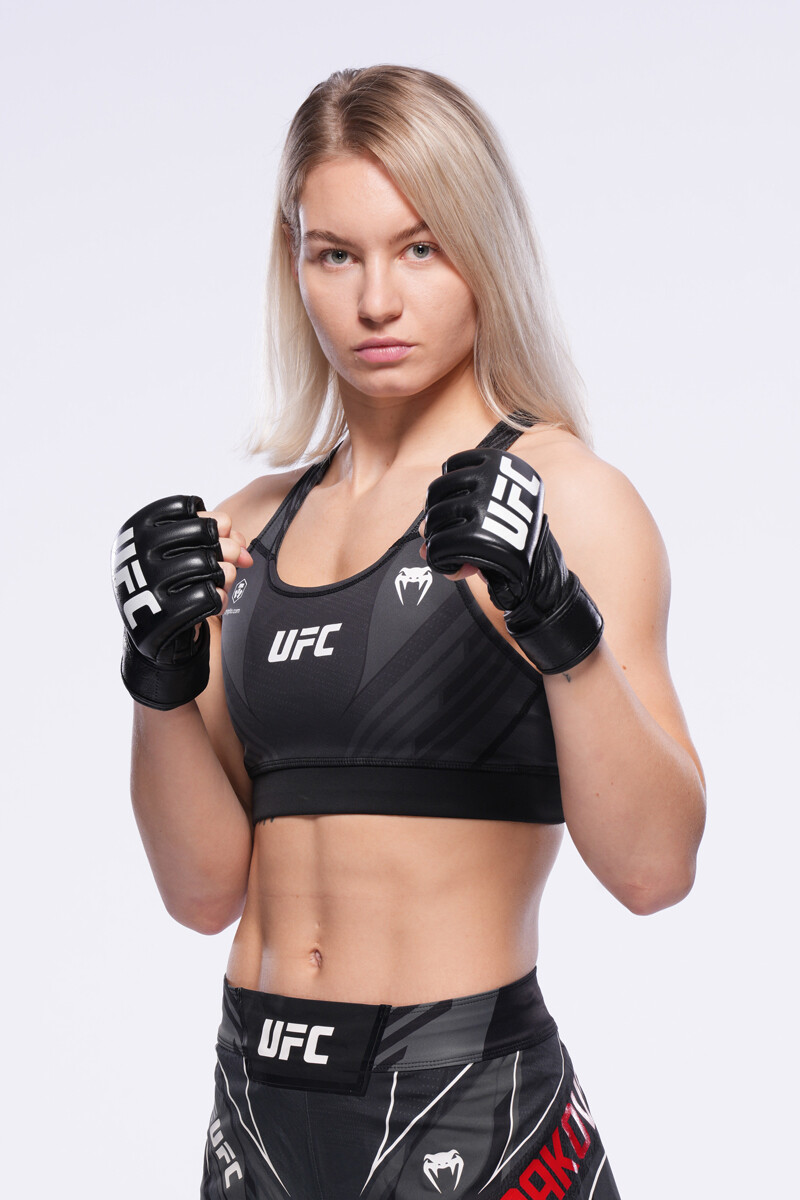 Rusinja Viktorija Dudakova pozira za portret po zmagi na dogodku UFC 294 v Etihad Areni 21. oktobra 2023 v Abu Dabiju v Združenih arabskih emiratih.