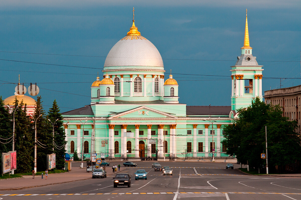 La Cattedrale della Nostra Signora del Segno (Znamenskij Kafedralnyj Sobor) di Kursk, risalente al 1816-1826. Dopo che la santa icona fu trasferita al suo interno, ogni anno si tenne una processione da qui a Korennaja Pustyn