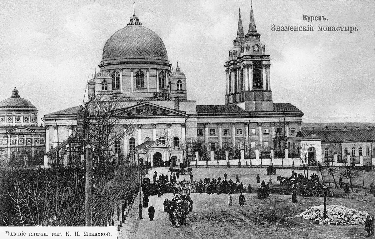 Processione a Kursk per vedere l’icona dopo l’attentato dinamitardo del 1898 che danneggiò pesantemente la cattedrale, ma lasciò intatta l’icona, facendo gridare al miracolo