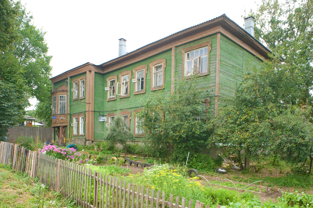 Early 20th-century wooden apartment building, Small Red Army Street 26. Note vegetable garden in foreground. August 4, 2012