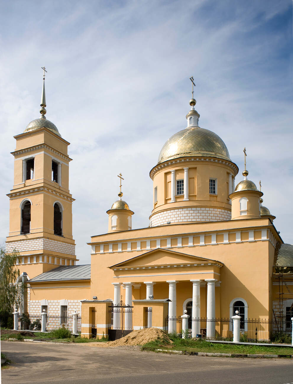  Kashira. Cathedral of the Dormition, south view. Built in 1829-42 in a late Neoclassial style promulgated by the architect Apollon Grigorev. August 4, 2012