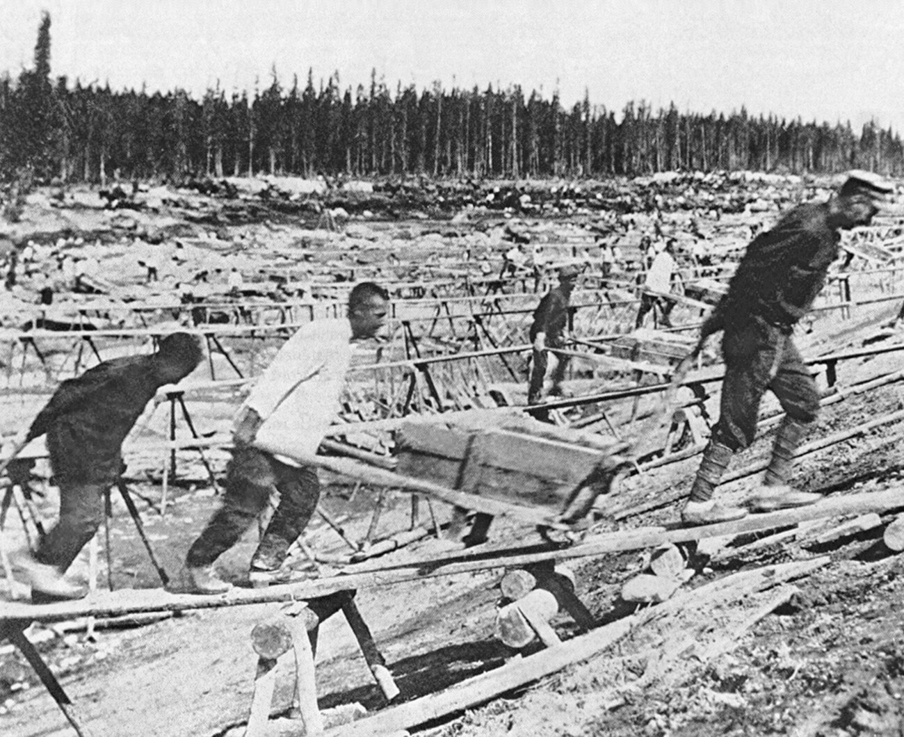 Prisioneiros na construção do Canal do Mar Branco-Báltico.