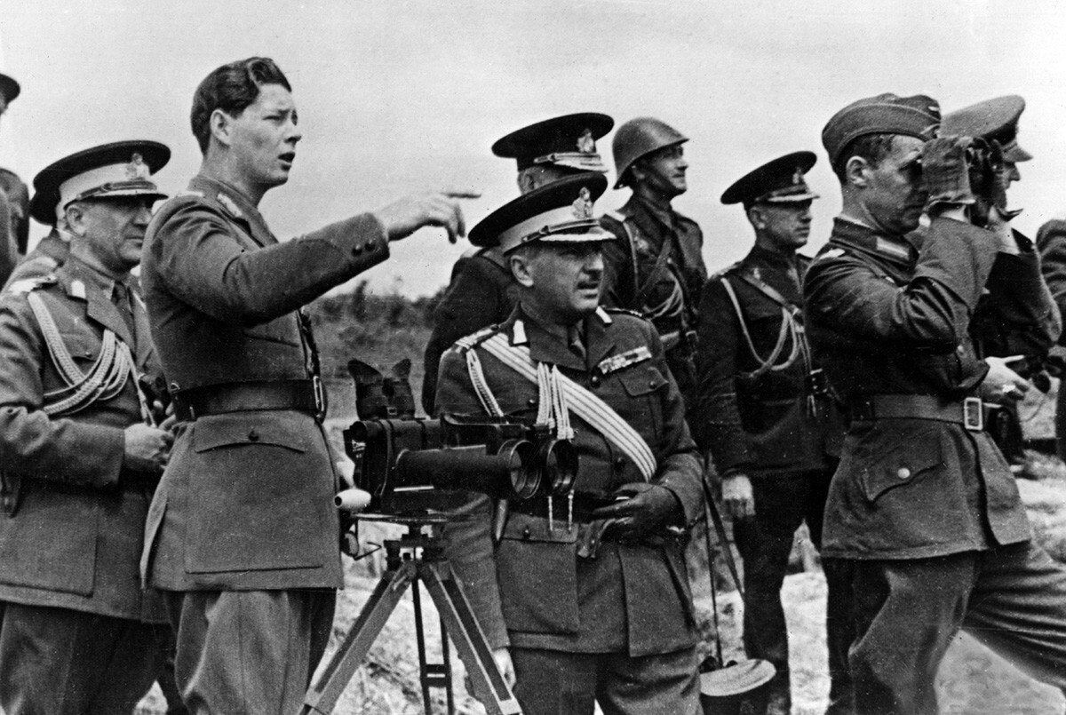 Romunski kralj Mihaj I. z visokimi vojaškimi častniki na opazovalni točki pred sovjetskimi obrambnimi položaji na Krimu, september 1941