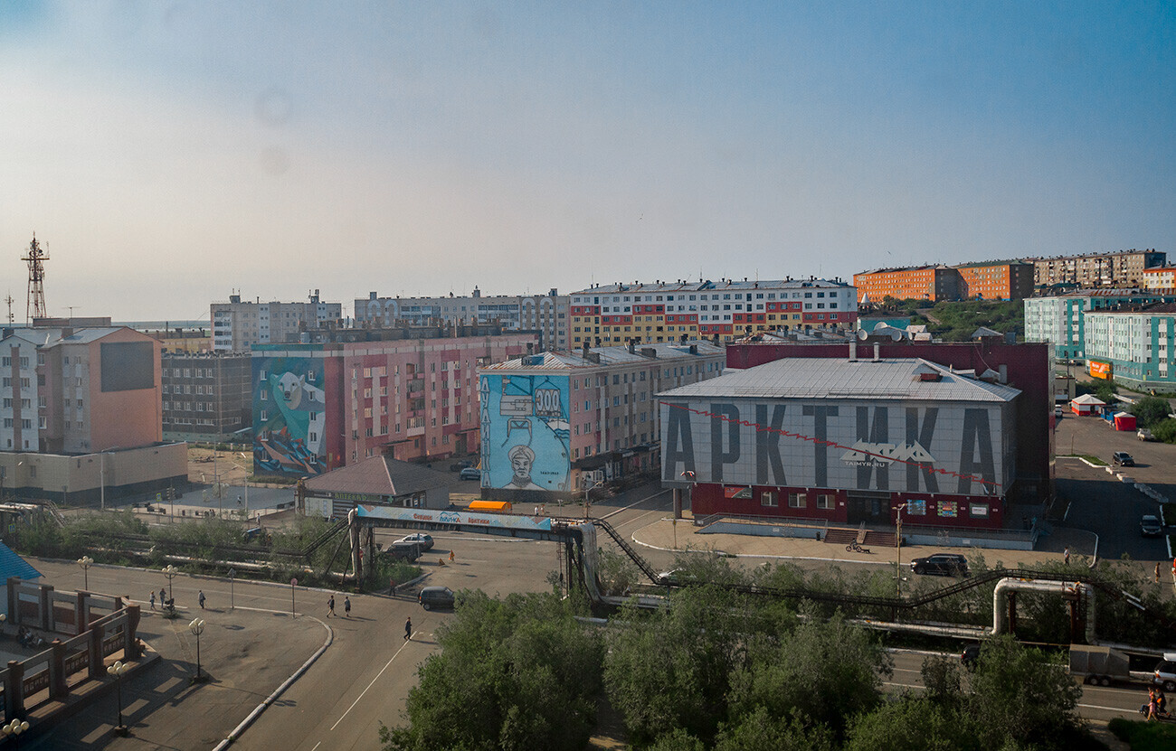 Vista di Dudinka. Negli ultimi anni nelle città dell’Estremo nord sono apparsi molti colorati graffiti che rallegrano il paesaggio urbano