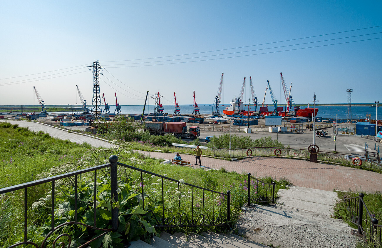 Strutture portuali di Dudinka. Quello di Dudinka è il porto internazionale più a nord in Russia