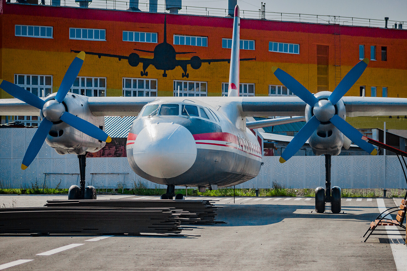 Un Antonov An-24 a Dudinka. È con questo aereo che per anni si è garantito il collegamento aereo con la città