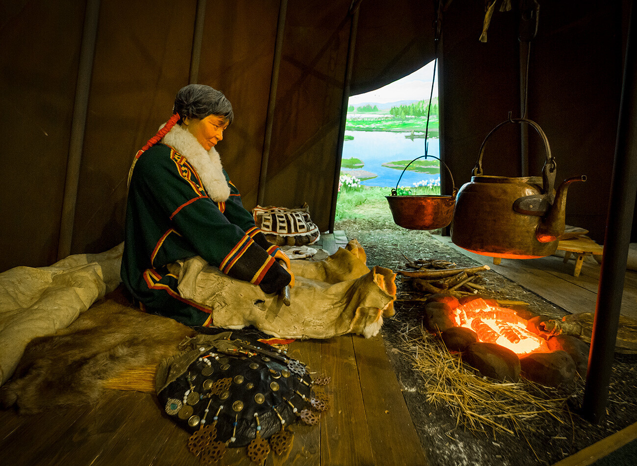 Nel museo sono raccolti anche gli oggetti della vita quotidiana dei vari popoli indigeni del Tajmyr, con ricostruzioni di ambienti domestici