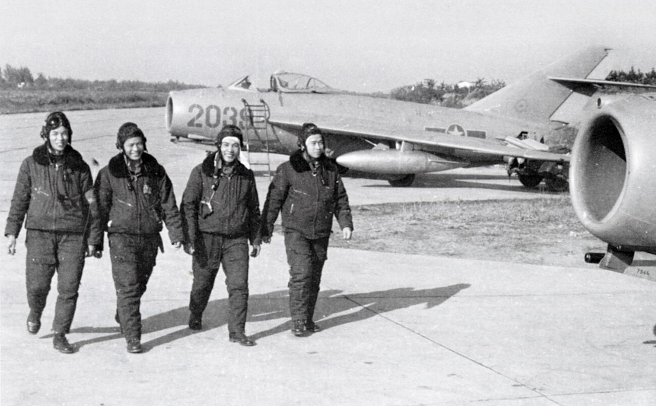 Piloti zrakoplovnih snaga Sjevernog Vijetnama ispred svojih MiG-17. 