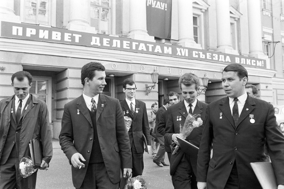 Delegati 16. kongresa komsomola, nagrajenci Leninovega komsomola 1969-1970, delavci moskovske avtomobilske tovarne Lihačova v Stolpni dvorani Doma sojuzov, 1970 