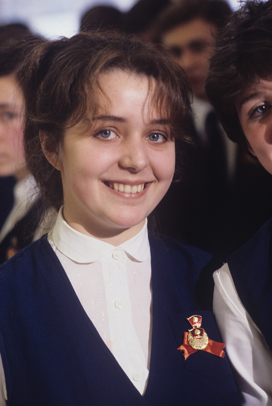 XXVII. kongres Komunistične partije Sovjetske zveze. Kremeljska palača kongresov. 25. februar - 6. marec 1986. Olga Rumjanceva, dijakinja moskovske srednje šole št. 44 
