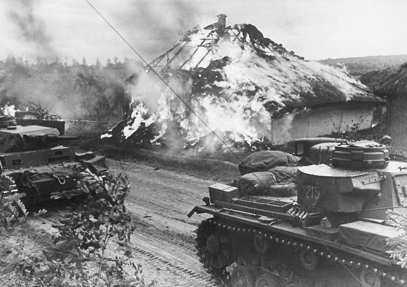 Carri armati tedeschi attraversano un villaggio sovietico in fiamme, ottobre 1941