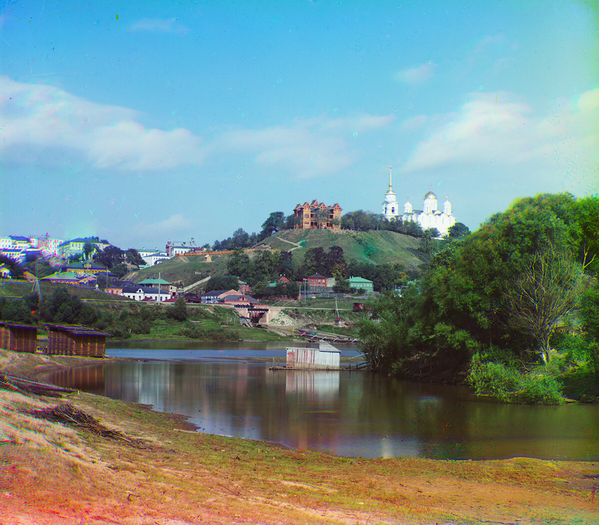 Vladímir. Vista hacia el norte desde la orilla derecha del río Kliazma. Arriba a la derecha: Catedral de la Dormición. Verano de 1911