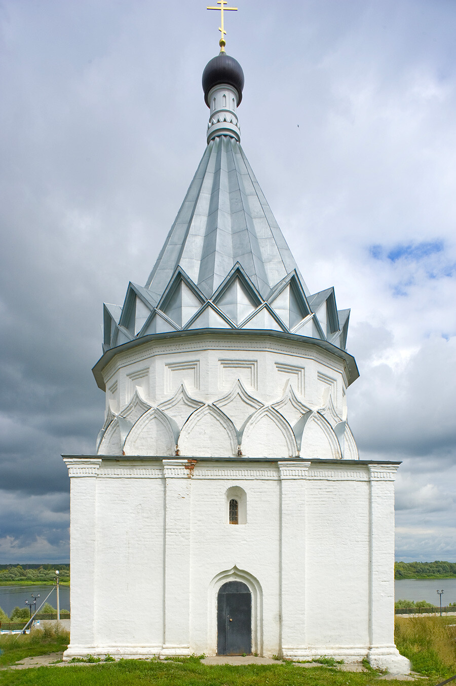 Múrom. Iglesia de los Santos Cosme y Damián, vista oeste. Fondo: Río Oká. 16 de agosto de 2012