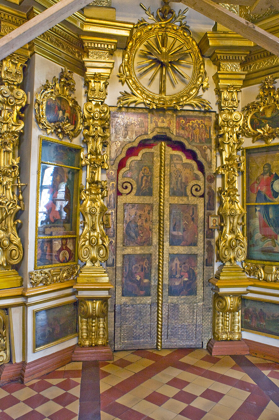 Monasterio de la Anunciación. Catedral de la Anunciación, Puerta Real de la pantalla de iconos (entrada al altar mayor). 16 de agosto de 2012