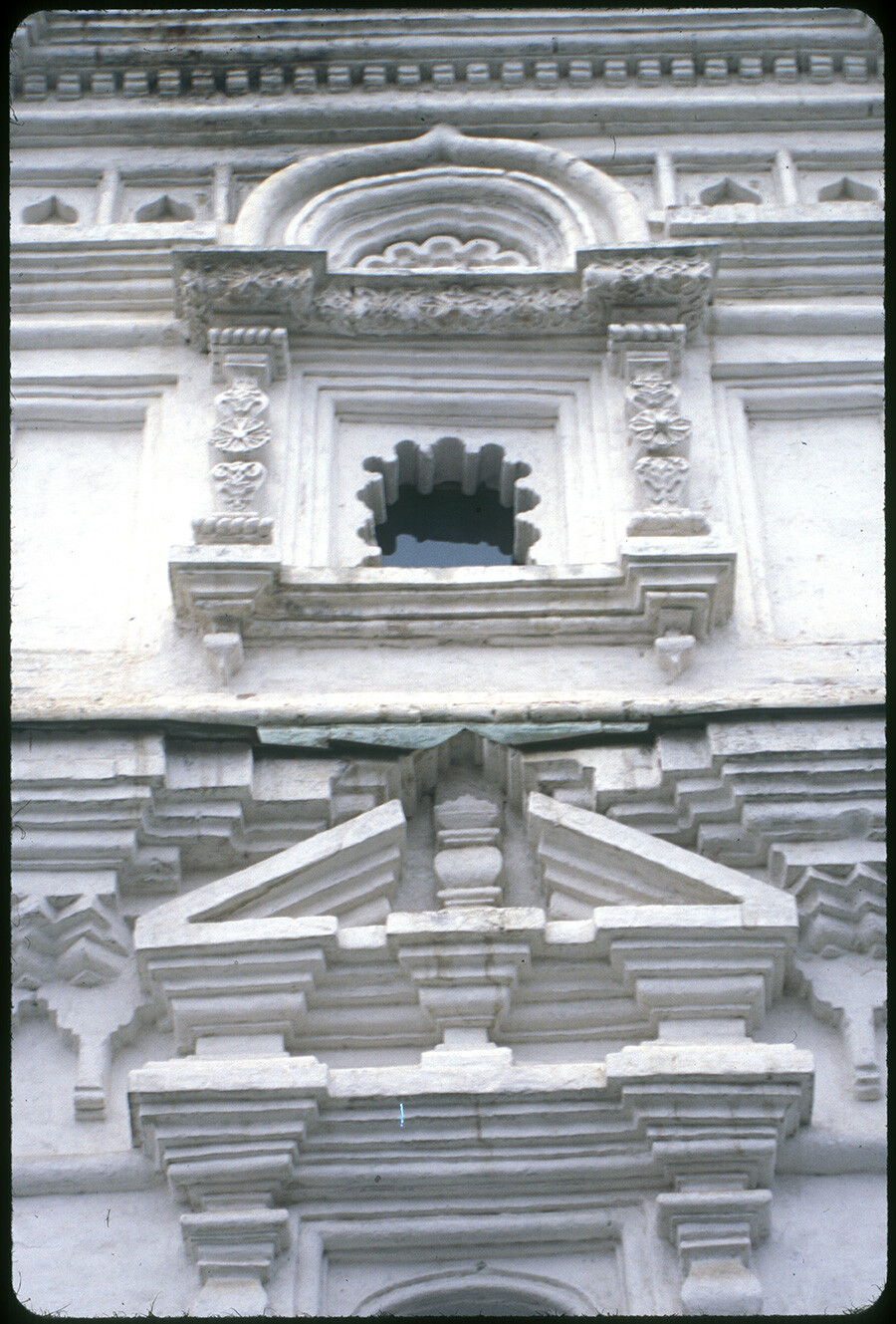 Convento de la Trinidad. Campanario de la iglesia del Icono de la Virgen de Kazán, fachada sur. Detalles decorativos de las ventanas. 26 de octubre de 2001