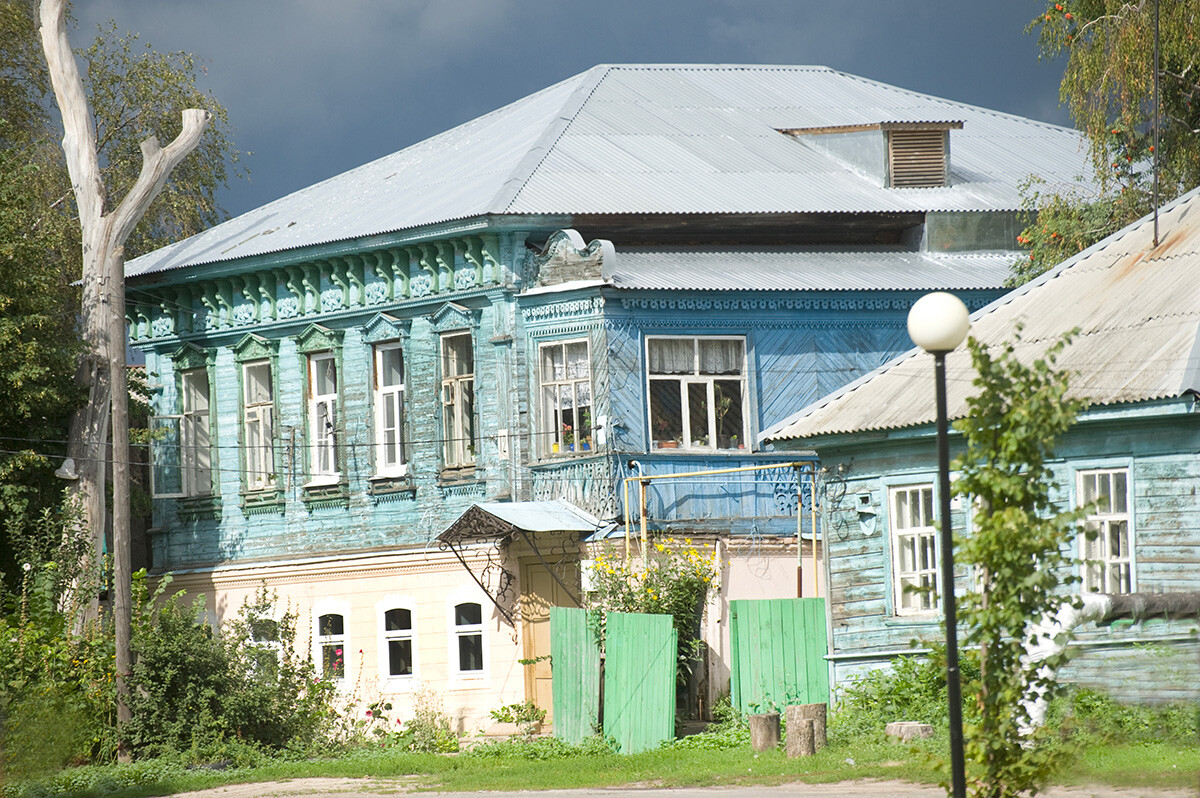 Múrom. Casa de madera del siglo XIX sobre planta baja de ladrillo, calle Temiryazev. 16 de agosto de 2012