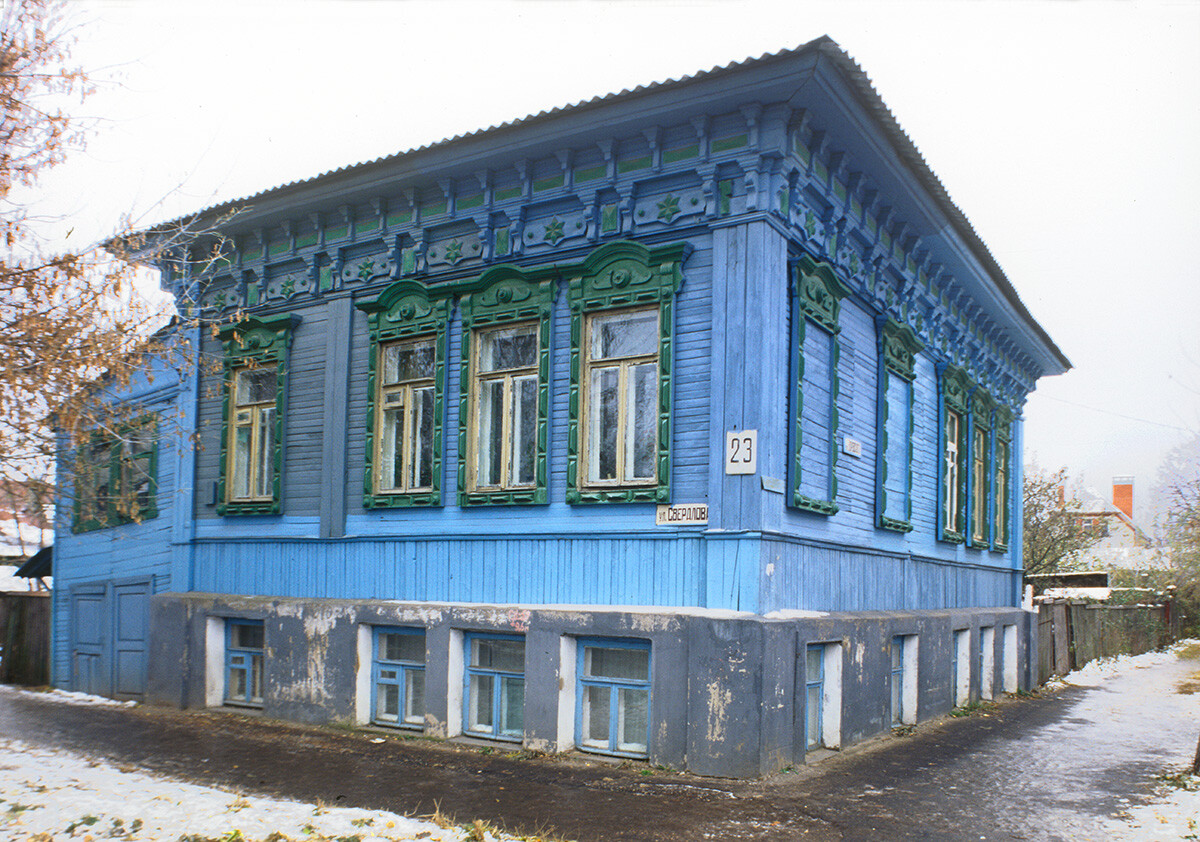 Múrom. Casa de madera del siglo XIX en la calle Sverdlovsk. 27 de octubre de 2001