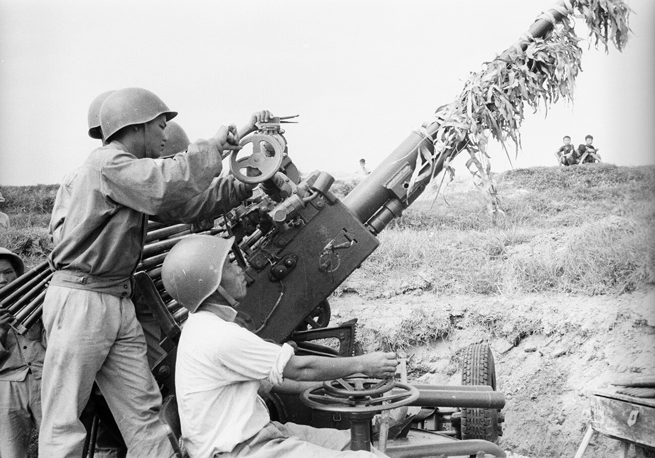 Équipage anti-aérien défendant un pont ferroviaire contre les bombardements américaines. République démocratique du Vietnam
