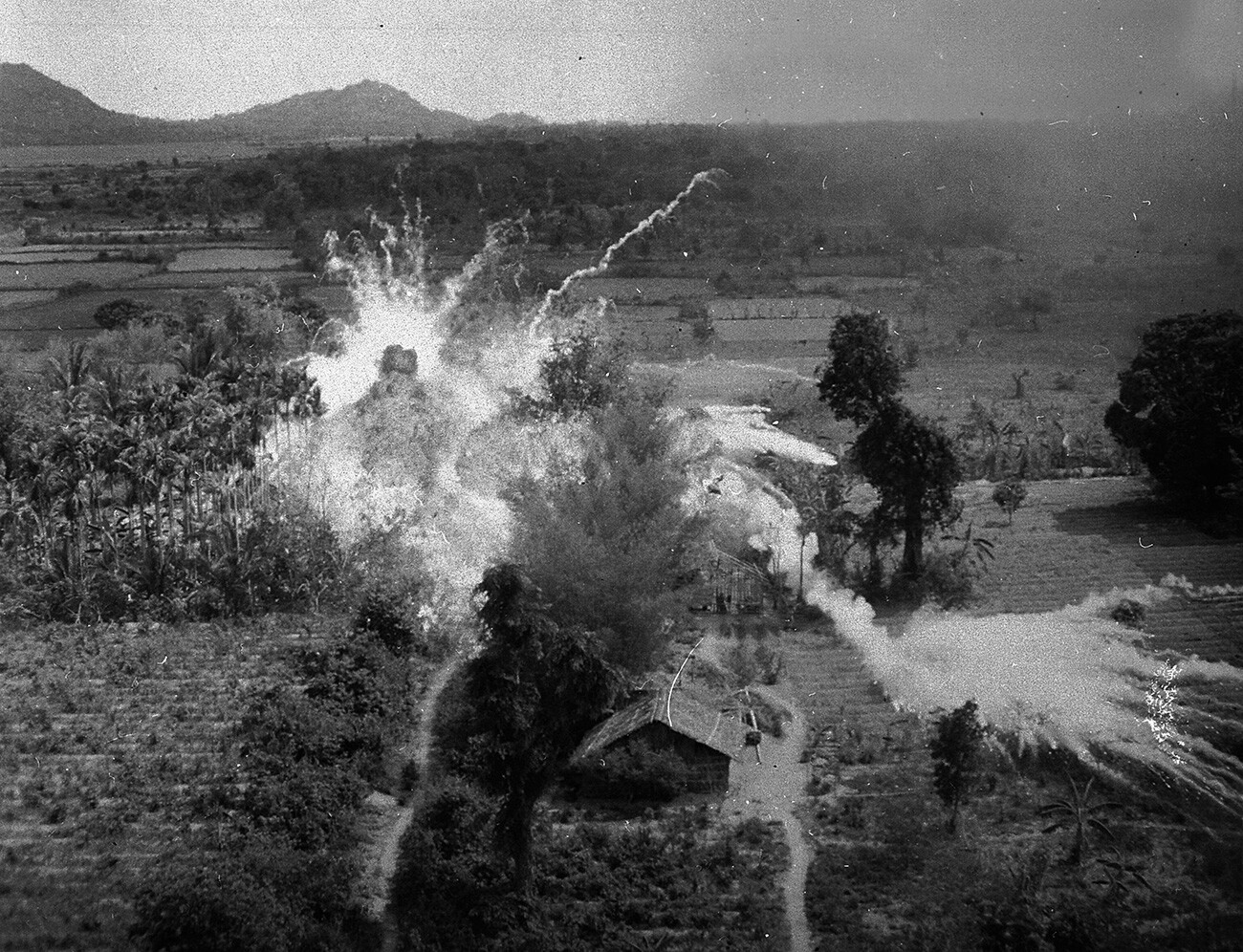Aviões americanos destroem posições vietcongues com napalm, 1965. 