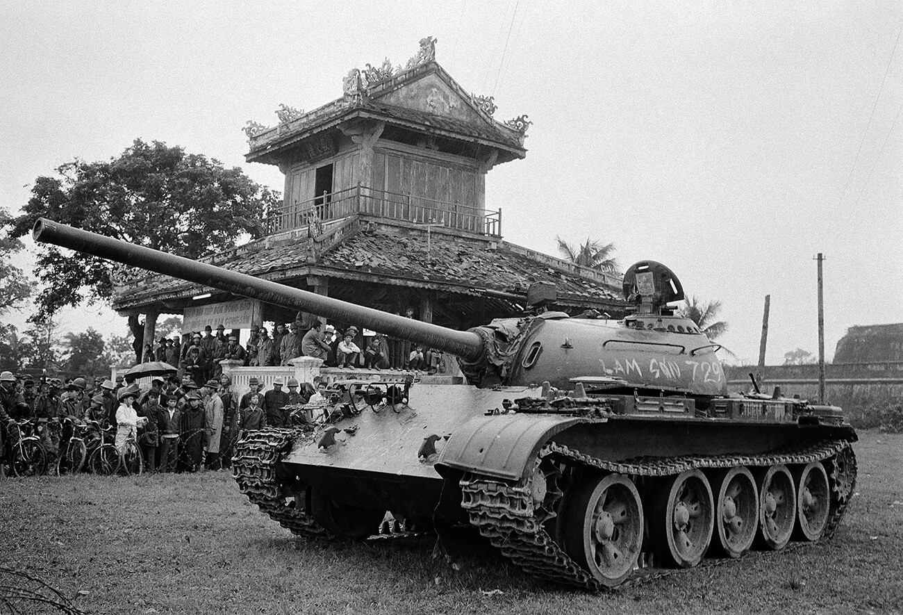 Um tanque russo T-54 em exposição em Hue, no Vietnã. O tanque foi um dos vários capturados pelas tropas sul-vietnamitas após uma grande batalha de tanques entre as forças do Sul e do Norte do Vietnã, a sul da zona desmilitarizada. 
