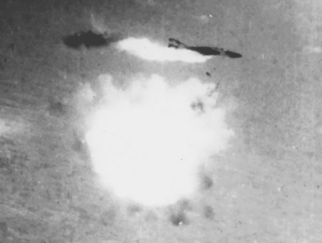 Momento em que um F-4 americano foi atingido por um míssil de defesa aérea S-75 sobre o Vietnã. Detonação sem contato de uma ogiva de míssil a partir do hemisfério inferior, explosão e incêndio dos depósitos de combustível. A tripulação foi capturada.