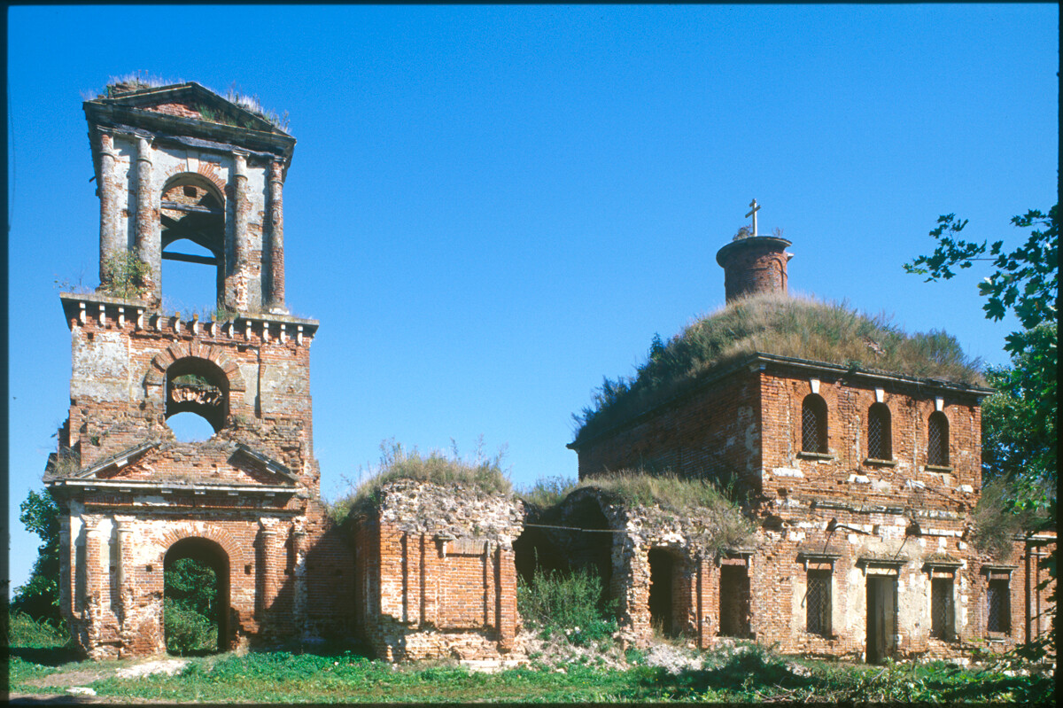 Monogárovo. Iglesia de la Bajada del Espíritu Santo, vista sur (antes de la restauración). 27 de agosto de 2005