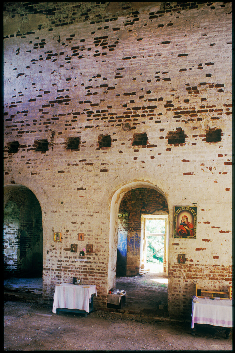Monogárovo. Iglesia de la Bajada del Espíritu Santo. Interior, pared este con vista hacia el ábside, que contenía el altar. 22 de julio de 2006