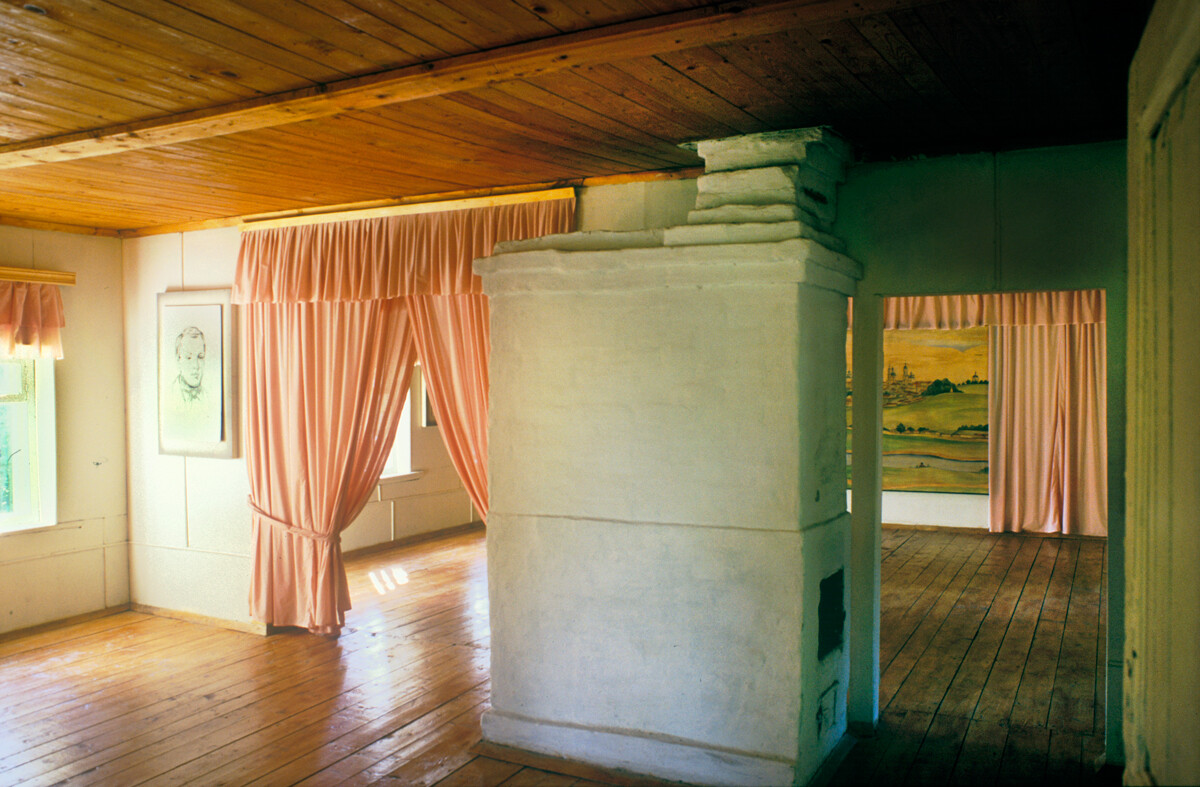 Darovoie. El ‘Ala’, interior con vista hacia la segunda habitación. 22 de agosto de 2003