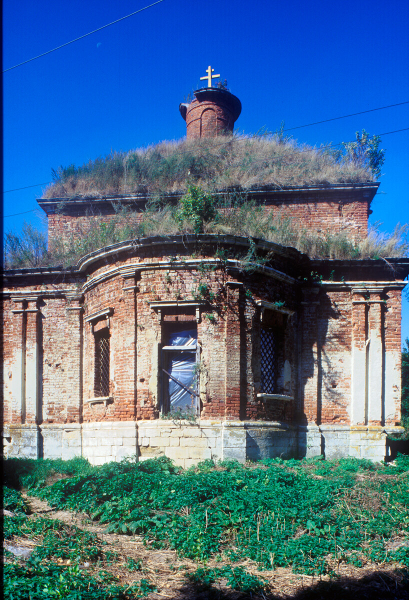 Monogárovo. Iglesia de la Bajada del Espíritu Santo, vista este (antes de la restauración). 27 de agosto de 2005