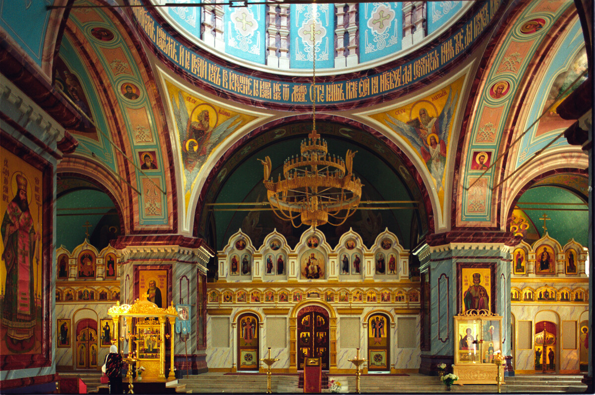 Catedral de la Decapitación de Juan el Bautista. Interior, vista al este hacia la pantalla de iconos. 22 de julio de 2006
