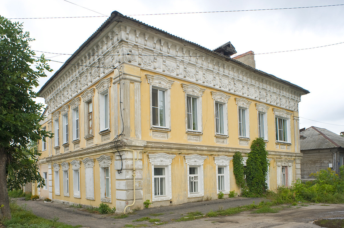 Murom. Casa in mattoni del XIX secolo, via Pervomajskaja (del Primo maggio). 16 agosto 2012