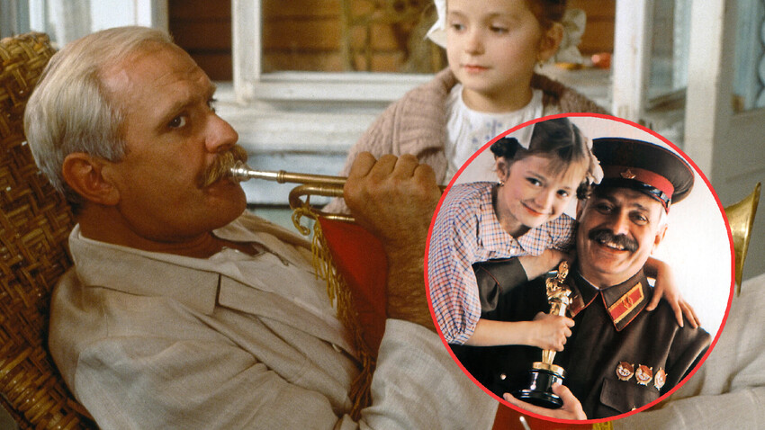 Il regista e attore Nikita Mikhalkov (1945-), vincitore dell’Oscar per il Miglior film in lingua straniera nel 1995 grazie al suo film “Sole ingannatore”, e sua figlia Nadezhda (1986-), che ha avuto uno dei ruoli principali in quel film (la bambina Nadja) con in mano la statuetta dell'Oscar