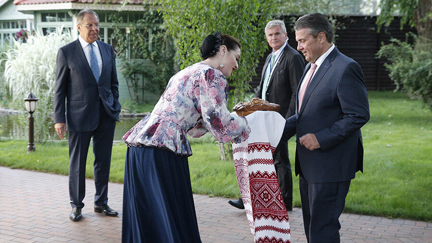 Menteri Luar Negeri Jerman Sigmar Gabriel dan Menteri Luar Negeri Rusia Sergei Lavrov saat upacara penyambutan setelah konferensi pers menyusul pembicaraan Rusia- Jerman.