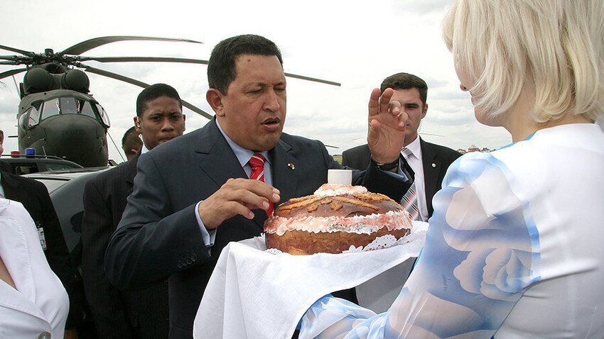  Presiden Venezuela Hugo Chavez (kiri) mengunjungi pabrik helikopter Rostvertol pada tahun 2007