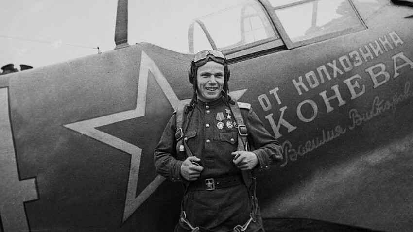 Iwan koschedub vor dem Flugzeug La-5FN - einem Geschenk des Kolchosbauern W.W. Konew, 1944.