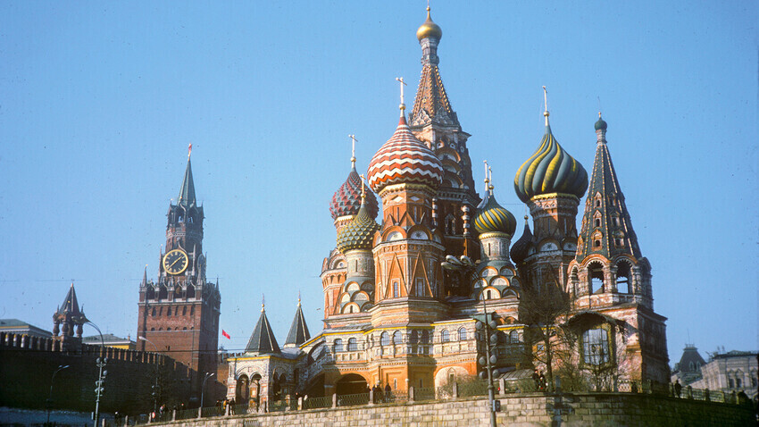 Moskow. Katedral Syafaat di Parit (Santo Basil). Pemandangan Sisi Selatan. 20 Februari 1972.