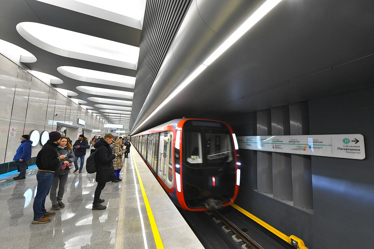 La Grande Linea Circolare della metropolitana di Mosca, aperta completamente nel 2023, ha 31 fermate e si estende per 71 chilometri. Per percorrerla tutta serve un’ora e mezzo