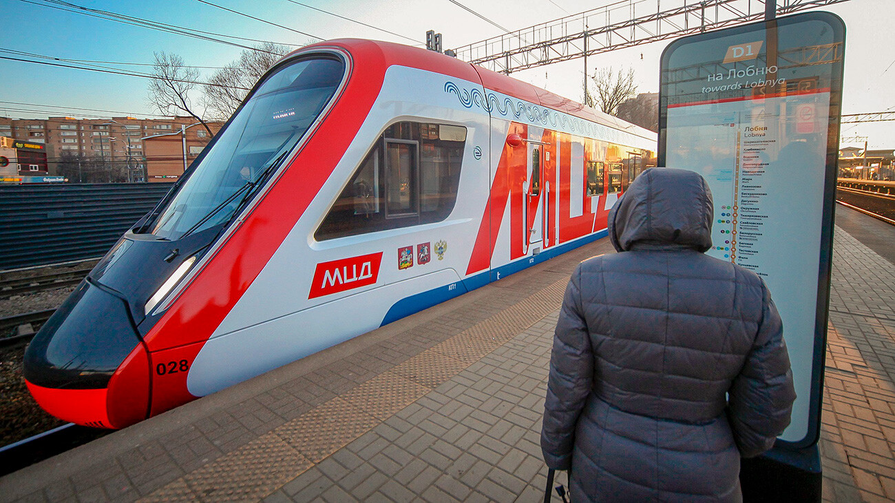 I Diametri centrali di Mosca sono treni che da una periferia, dopo aver attraversato l’intera città, si dirigono a un’altra periferia sul lato opposto della metropoli e del suo agglomerato. Al momento sono attive quattro linee e la quinta è in costruzione