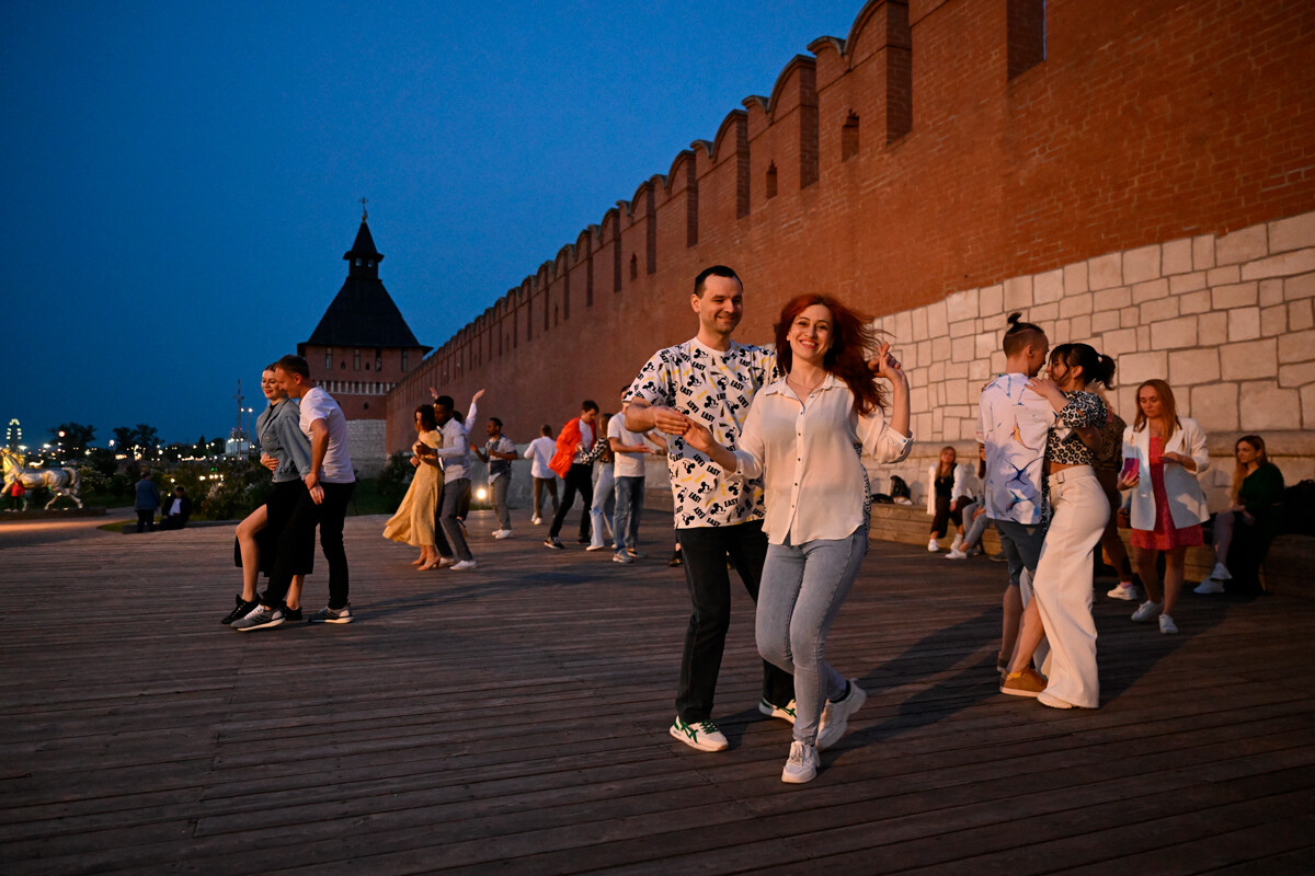 Jóvenes bailan en el terraplén Kazánskaia de Tula. 