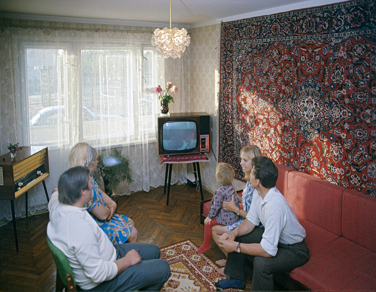 La laitière Tamara Leonova avec sa famille à la maison