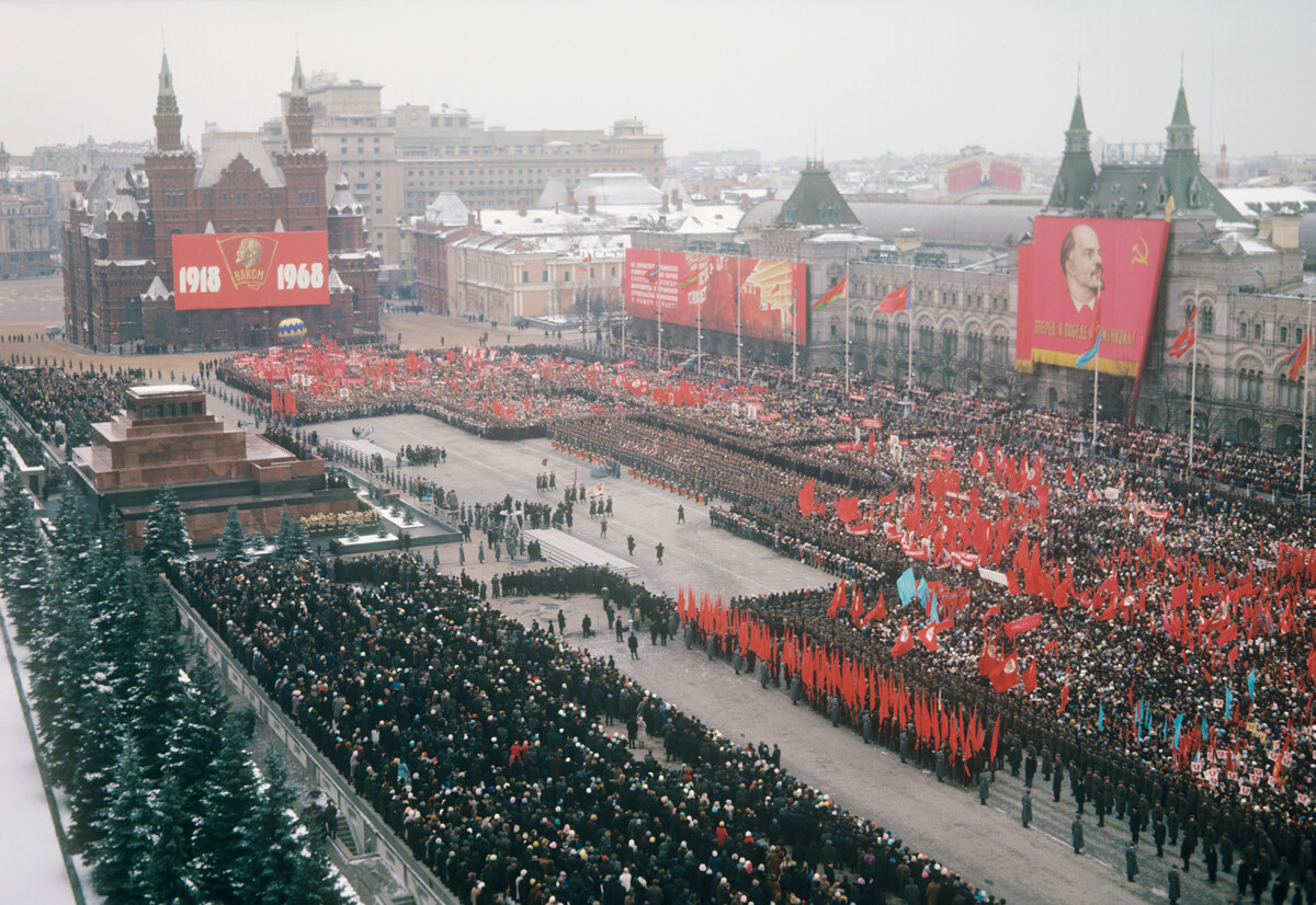 Manifestation solennelle sur la Place Rouge dédiée au 50e anniversaire du Komsomol 1968